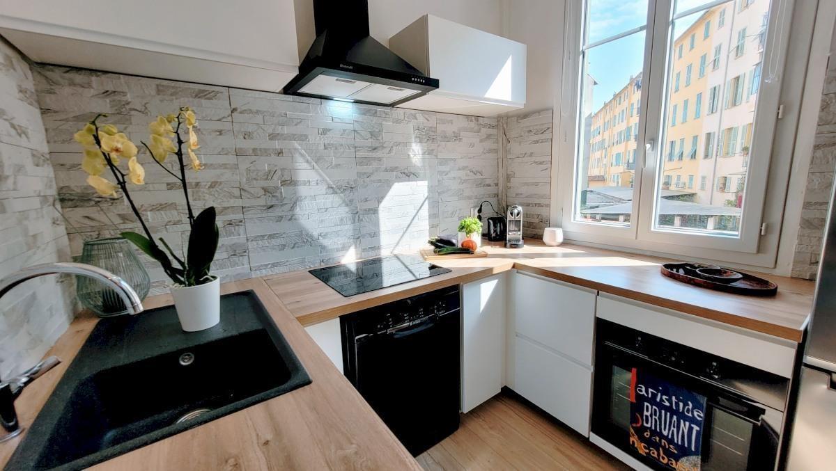 Belle cuisine aménagée et équipée avec lave linge et lave vaisselle