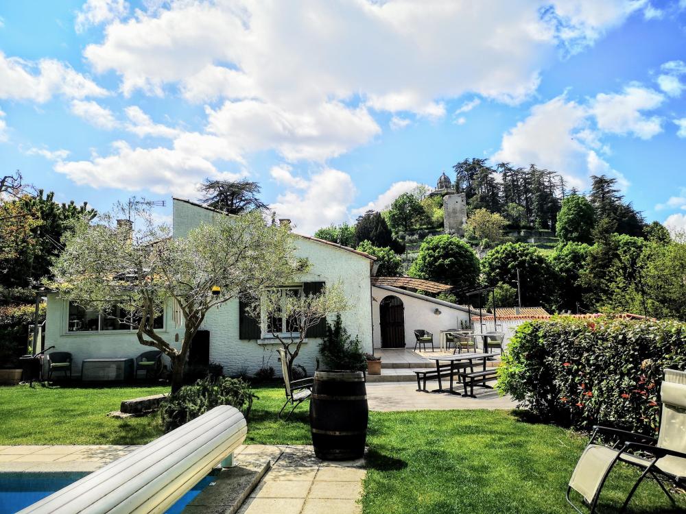 General view of the house with pool in Forcalquier