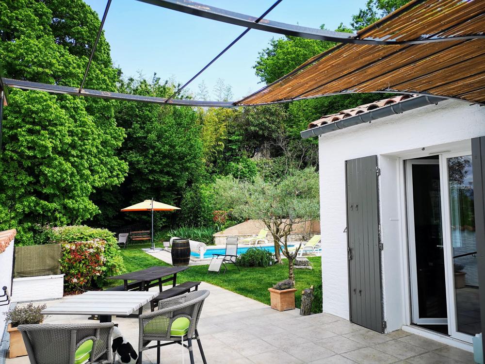 The shaded terrace Forcalquier