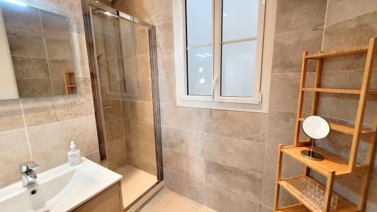 Salle d'eau avec douche italienne, et lave linge