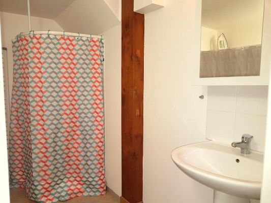 Salle de douche avec WC location digne les bains