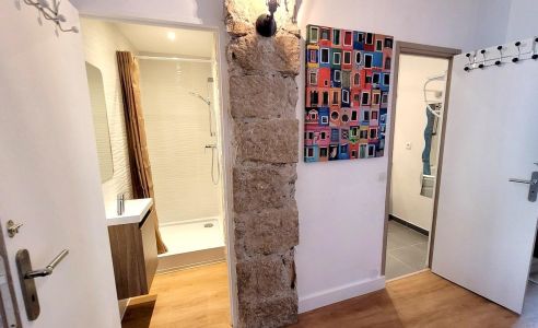 2 bath rooms, 1 with shower,1 with bath